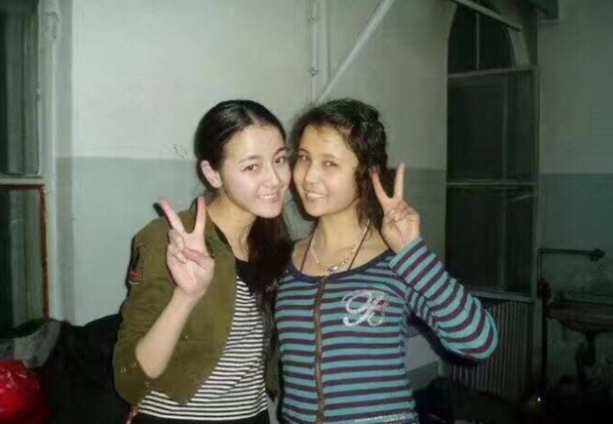 迪丽热巴与族人合照大曝光,看到照片后,长相好真实!