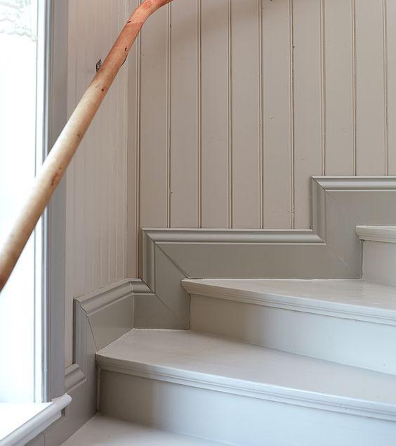 楼梯靠墙踢脚线斜切45度拼成7字型顺着阶梯往上造型漂亮