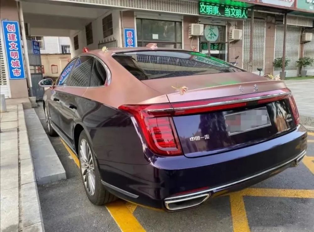 国内首现双拼色红旗h9婚车,网友:这气场不输劳斯莱斯古斯特