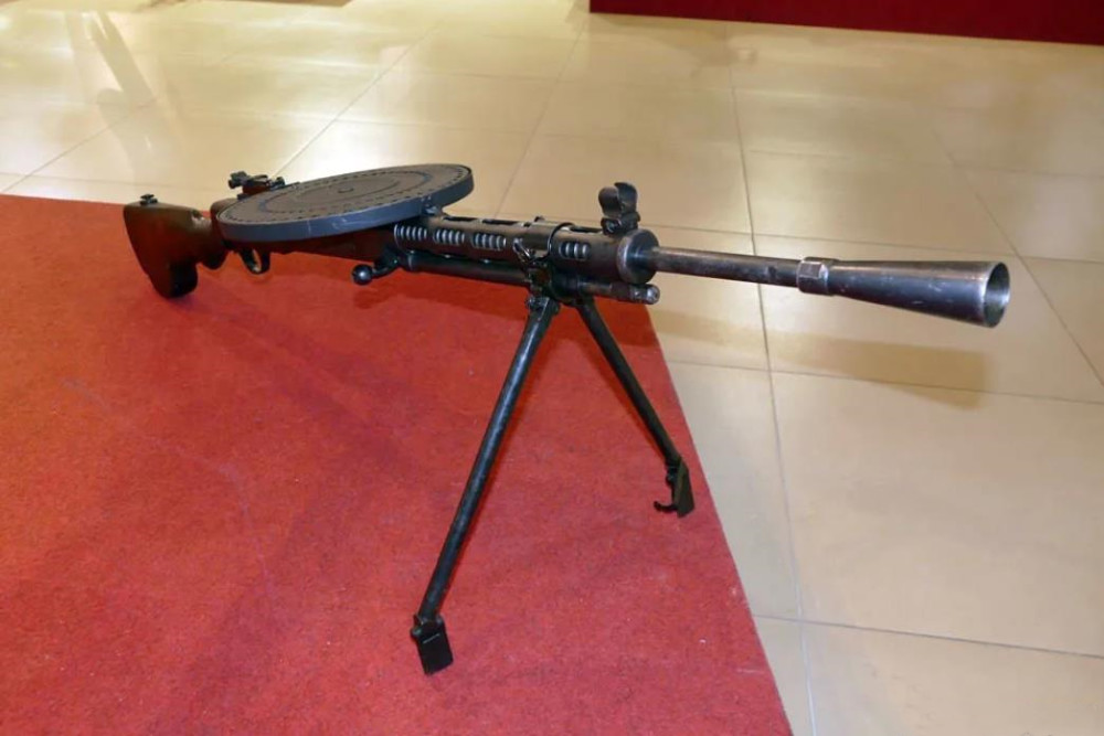 博物馆里的大盘鸡轻机枪,堪称古董的早期型,表尺射程1500米