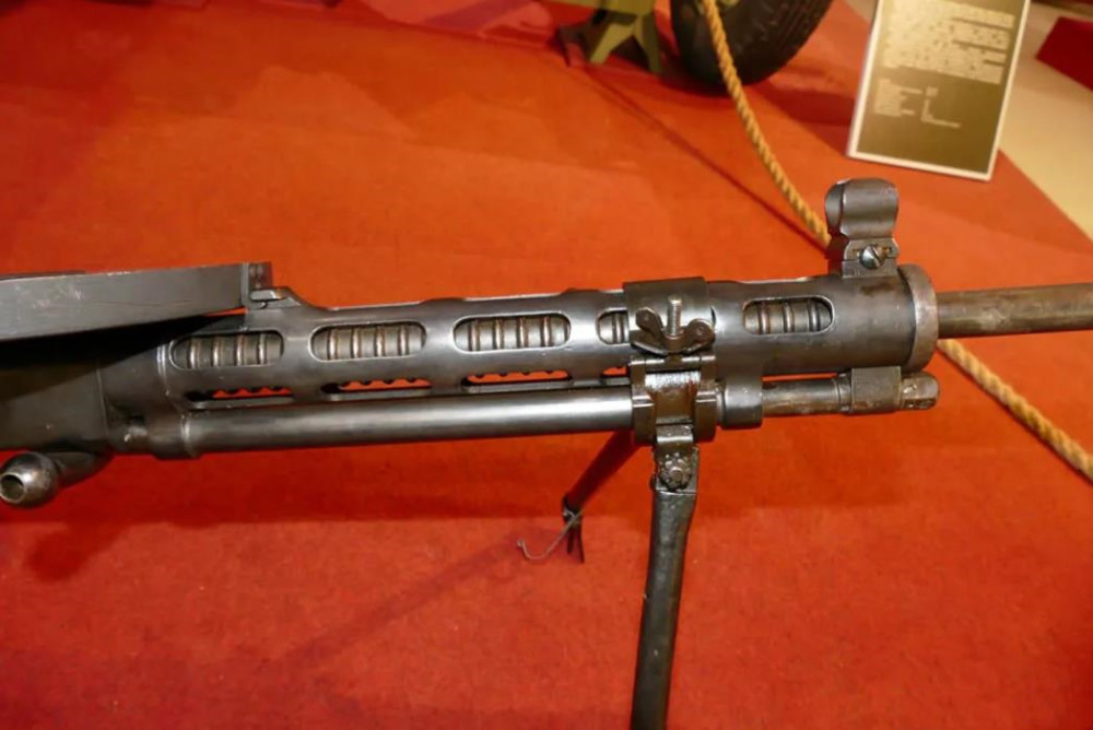 博物馆里的大盘鸡轻机枪,堪称古董的早期型,表尺射程1500米