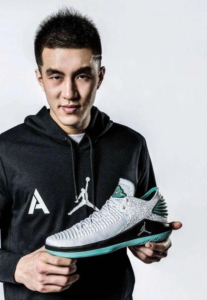 当时男篮阵容中,除了易建联,周琦,王哲林和nike有合约在身,还有谁