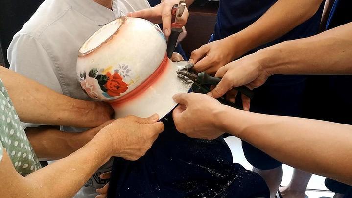 余姚一名"熊孩子"将痰盂当帽子套在了头上_腾讯新闻