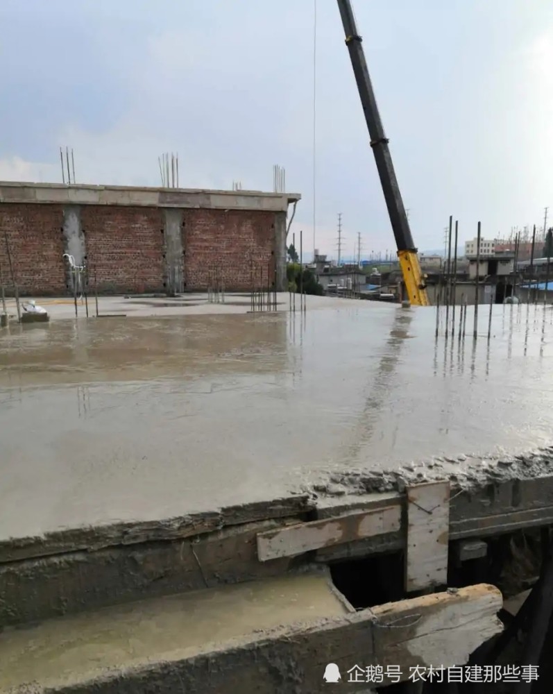 自建房现浇混凝土表面泛白都是养护不当惹的祸