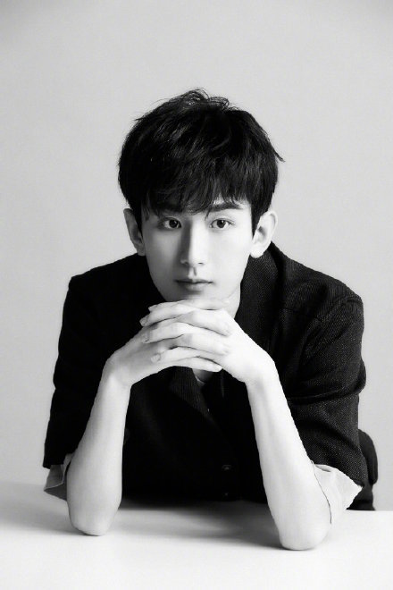 成毅沉思者大片极简黑白格调定格静谧时刻