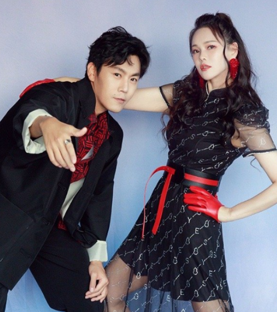 有种吃醋叫秦昊伊能静穿迷你小短裙被秦昊加上一层纱超显气质