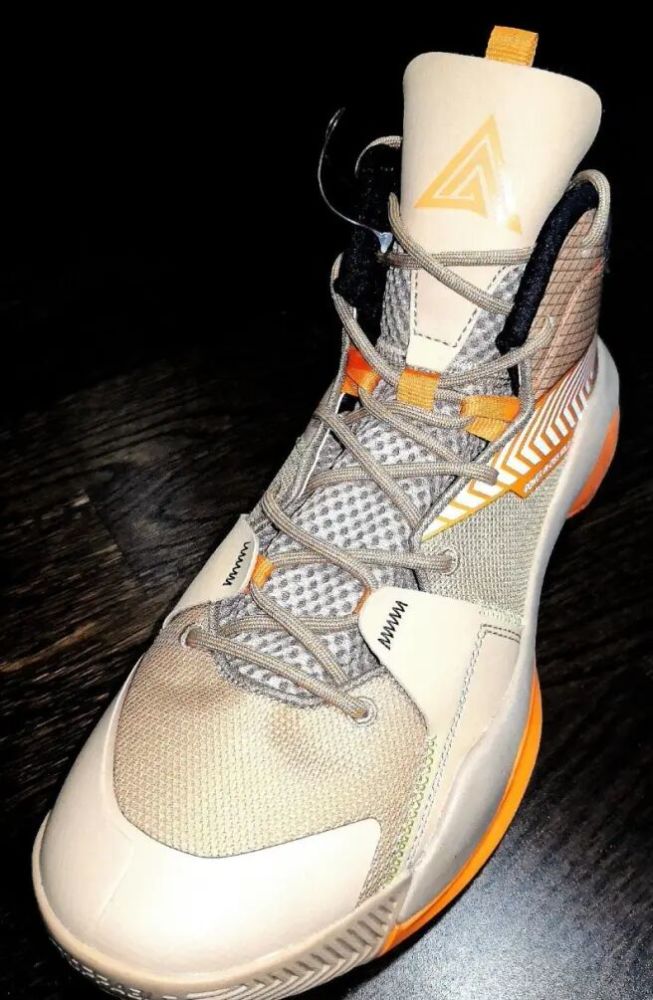 这款"空袭7"的前掌配有防侧翻上翻设计,通过后掌上的印字可以知道,其