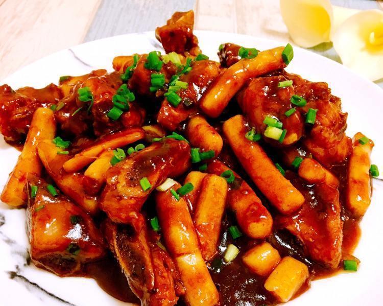 想吃上海正宗排骨年糕,按照这个做法,排骨软烂年糕甜糯,超下饭