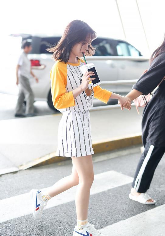 鞠婧祎长了张学妹脸穿啦啦队服出镜细胳膊细腿真吸睛