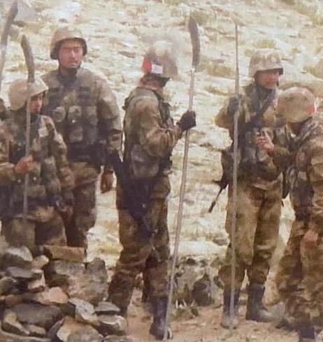 边境亮出一款新型兵器比新步枪都好用解放军个个都是关云长