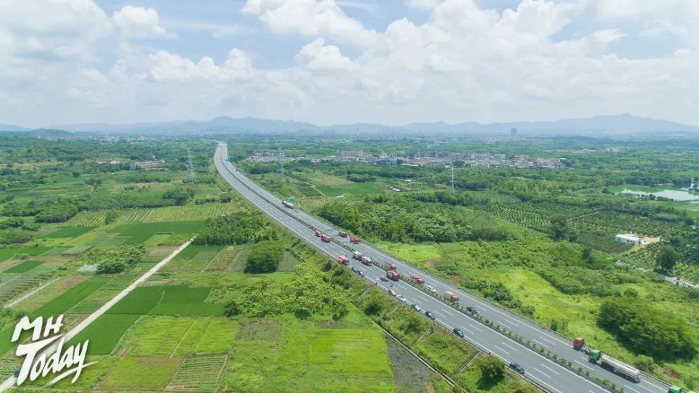 突发潮惠高速两辆危化品运输车追尾泄漏附近小学停课