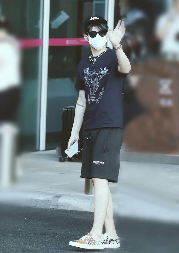 谁给吴亦凡勇气挑战"补丁裤"?本以为会很丑,不料却成00后最爱