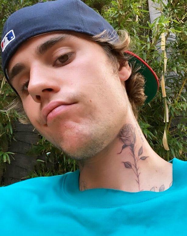 贾斯汀比伯在脖子上绣了朵玫瑰花自己很高兴粉丝可不乐意