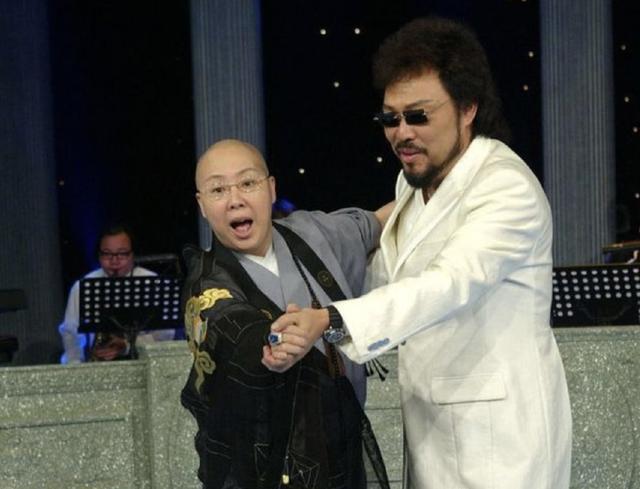 费玉清|费玉清退圈仍难清净？姐姐开记者会嘲其小气，坦言再给2亿就还俗