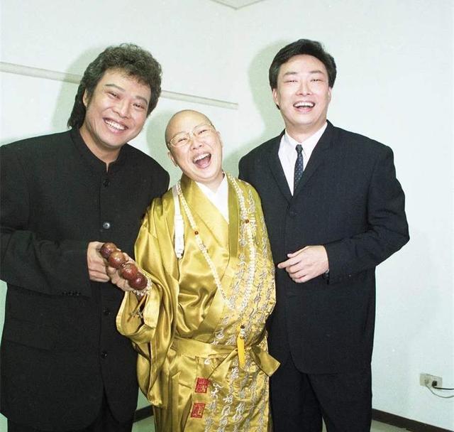 费玉清|费玉清退圈仍难清净？姐姐开记者会嘲其小气，坦言再给2亿就还俗