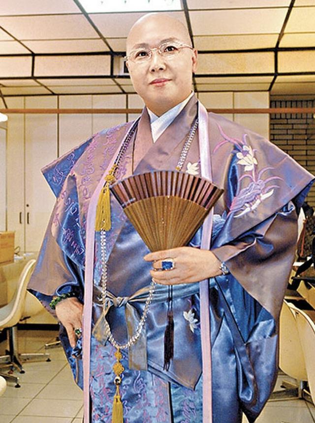 费玉清|费玉清退圈仍难清净？姐姐开记者会嘲其小气，坦言再给2亿就还俗