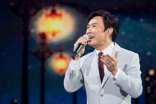 费玉清|费玉清退圈仍难清净？姐姐开记者会嘲其小气，坦言再给2亿就还俗