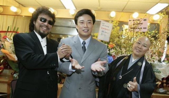 费玉清|费玉清退圈仍难清净？姐姐开记者会嘲其小气，坦言再给2亿就还俗