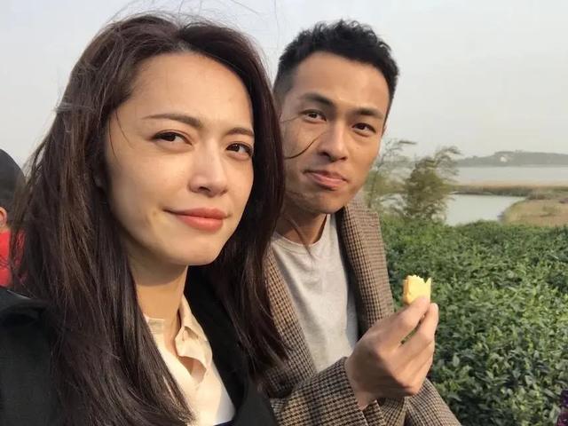 9月9日长长久久,杨佑宁官宣婚讯,妻子挺孕妇戴钻戒入镜秀恩爱