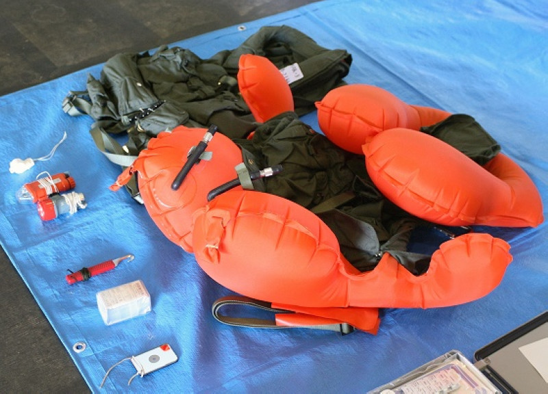 自卫队已在事前考虑到这样的情况,在机内备置了救生艇和救生衣.