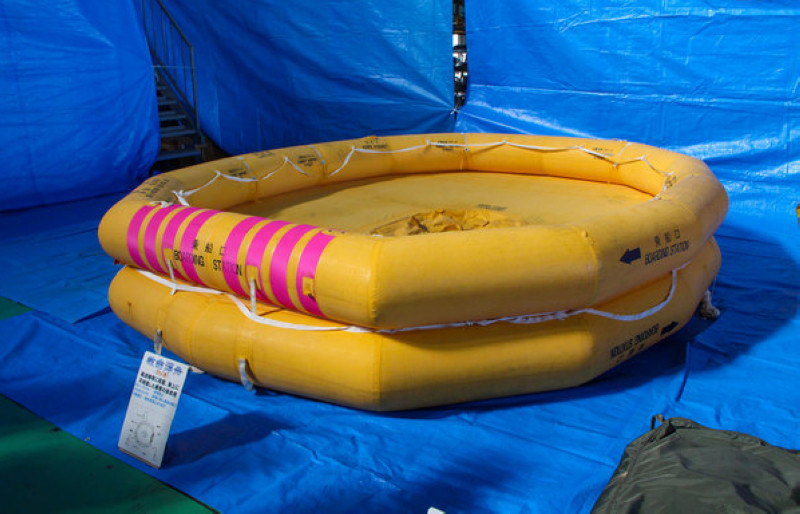 在跳机之前,首先打开机侧的两个机门,向海上投下救生艇接着从5~10米的