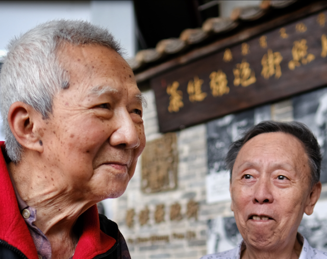 84岁的黄俊英还仍然坚持在相声舞台上后继乏人是他一生的心结