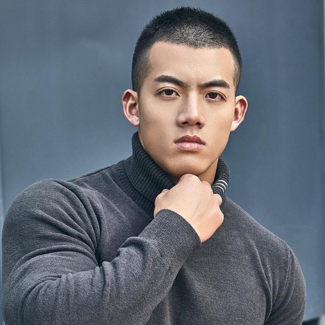 男生头发尽量不要超过耳朵,今年流行这些"短发",时髦又显帅气