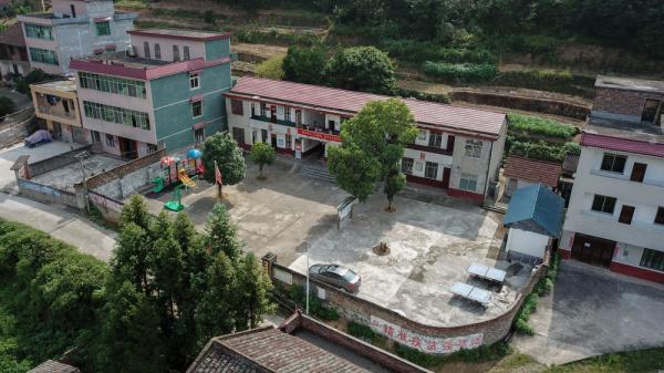 深山连绵,校园里书声琅琅,63岁的乡村教师董朱文在
