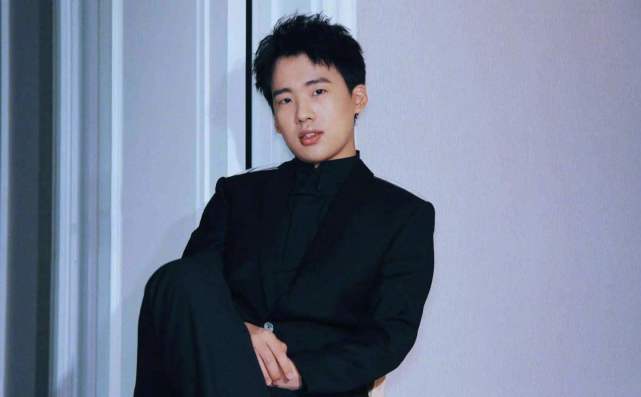 郭麒麟八字面相 谁说郭麒麟没学历的 现场都不认识的生僻字 郭麒麟一眼就读出来了 上海轩冶木业有限公司