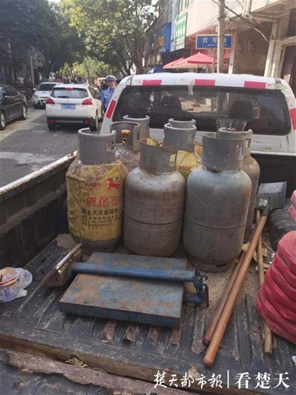 大悟男子驾三轮车到黄陂兜售坛子气,涉嫌非法经营被城管截停