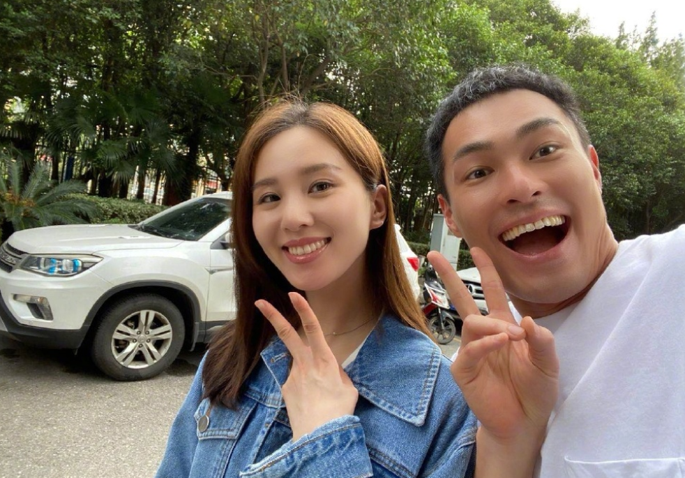 杨祐宁在这么甜蜜的日子里官宣了结婚的消息,看他俩