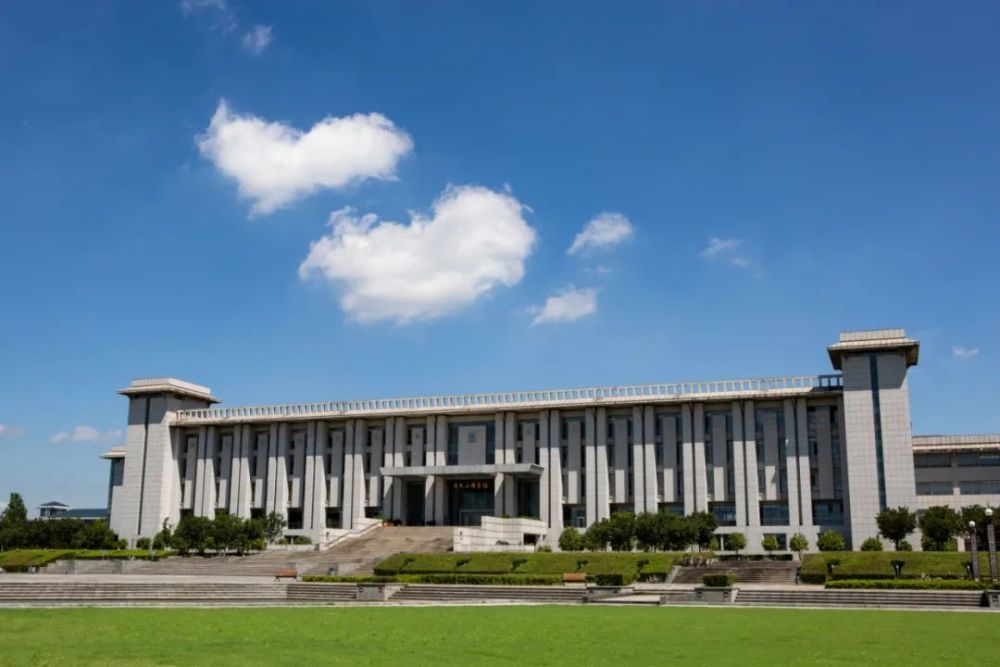 东南大学图书馆现由九龙湖校区李文正图书馆,四牌楼校区图书馆,丁家桥