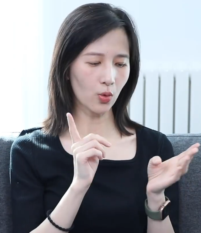 papi酱产后回归一脸憔悴好显老果然女士生娃后就变脸