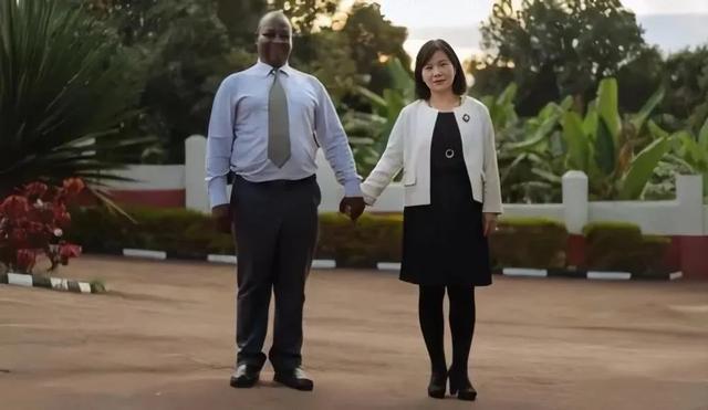 清华大学|清华才女坚决嫁给非洲穷小子，为他生娃，24年后变成这样