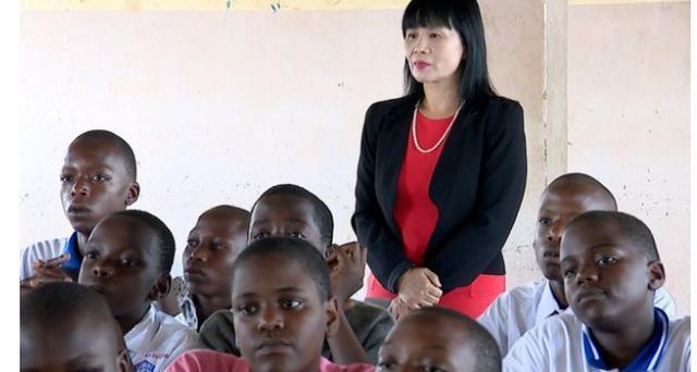 清华大学|清华才女坚决嫁给非洲穷小子，为他生娃，24年后变成这样