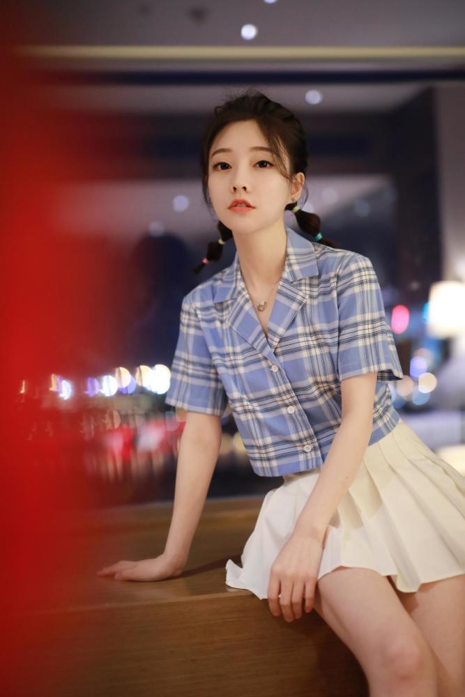 冯提莫穿三寸短裙长腿白到发光,网友:这个身高才是亮点