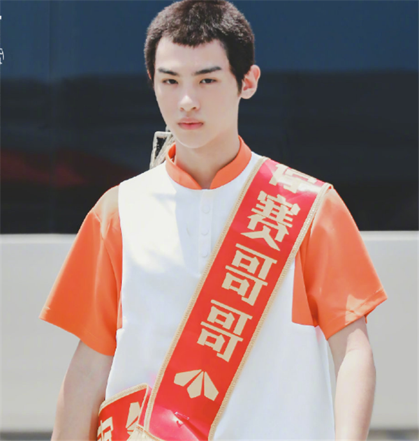 爱豆|爱豆剃寸头啥样子，黄明昊可爱，鹿晗俊美，看到宋威龙：帅到心坎里了