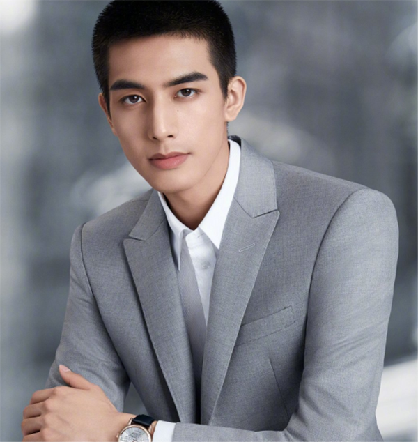 爱豆|爱豆剃寸头啥样子，黄明昊可爱，鹿晗俊美，看到宋威龙：帅到心坎里了