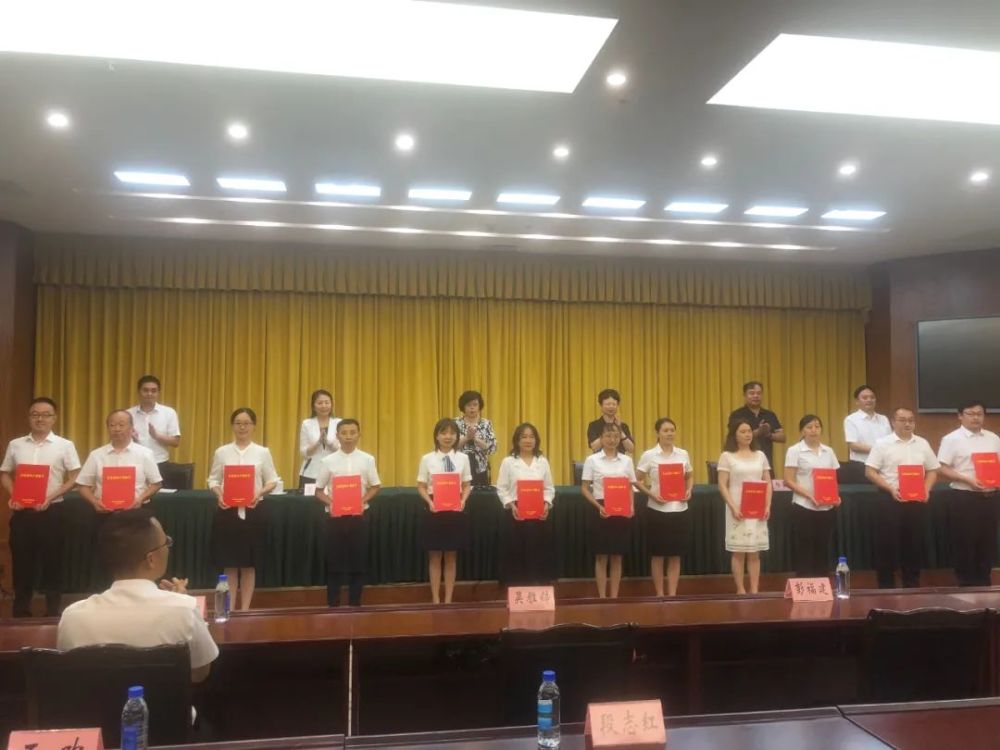 今天眉山48名优秀教师和11名优秀校长接受表彰