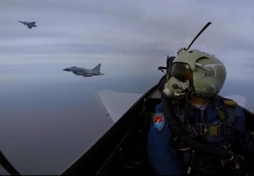 我飞行员空战演习中全程讲的都是英语有相当强的实战意义