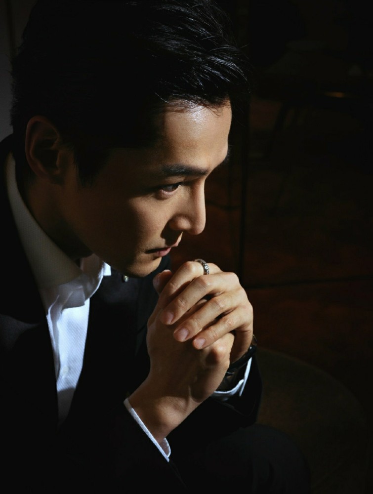 胡歌|胡歌侧颜生图！怼脸拍发际线依旧很优越，被人夸奖不忘鞠躬致谢，超有礼貌