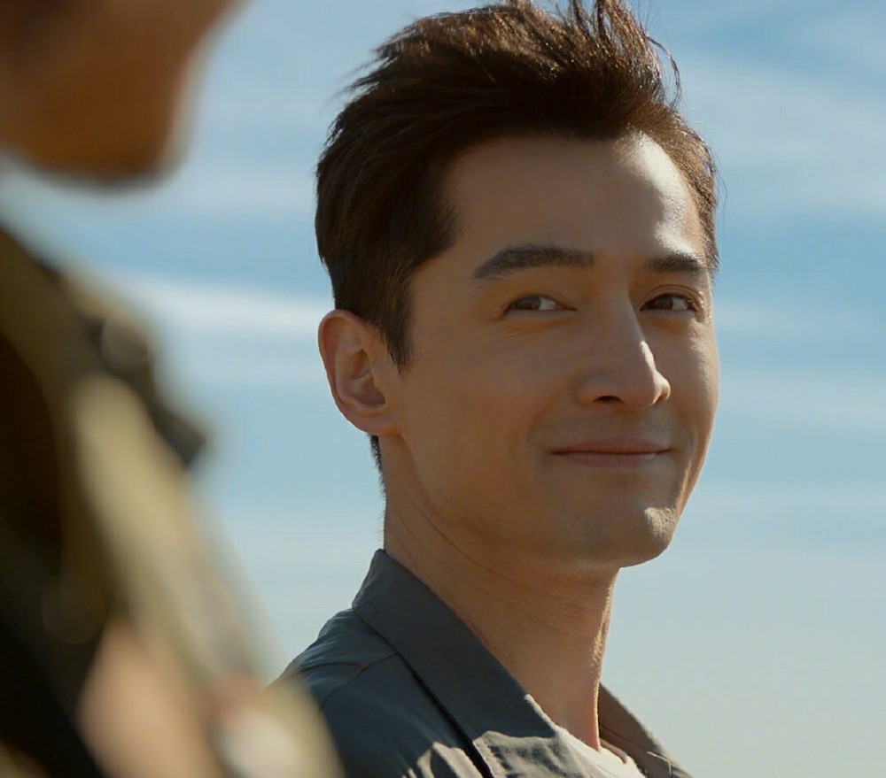 胡歌|胡歌侧颜生图！怼脸拍发际线依旧很优越，被人夸奖不忘鞠躬致谢，超有礼貌