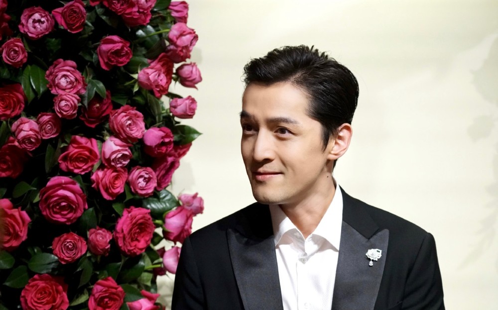 胡歌|胡歌侧颜生图！怼脸拍发际线依旧很优越，被人夸奖不忘鞠躬致谢，超有礼貌