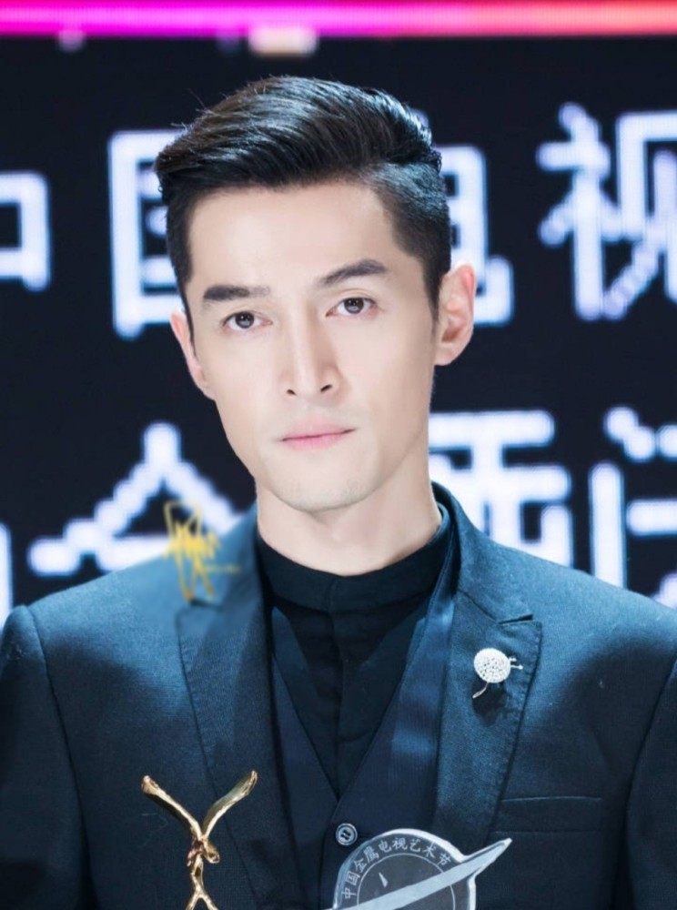 胡歌|胡歌侧颜生图！怼脸拍发际线依旧很优越，被人夸奖不忘鞠躬致谢，超有礼貌
