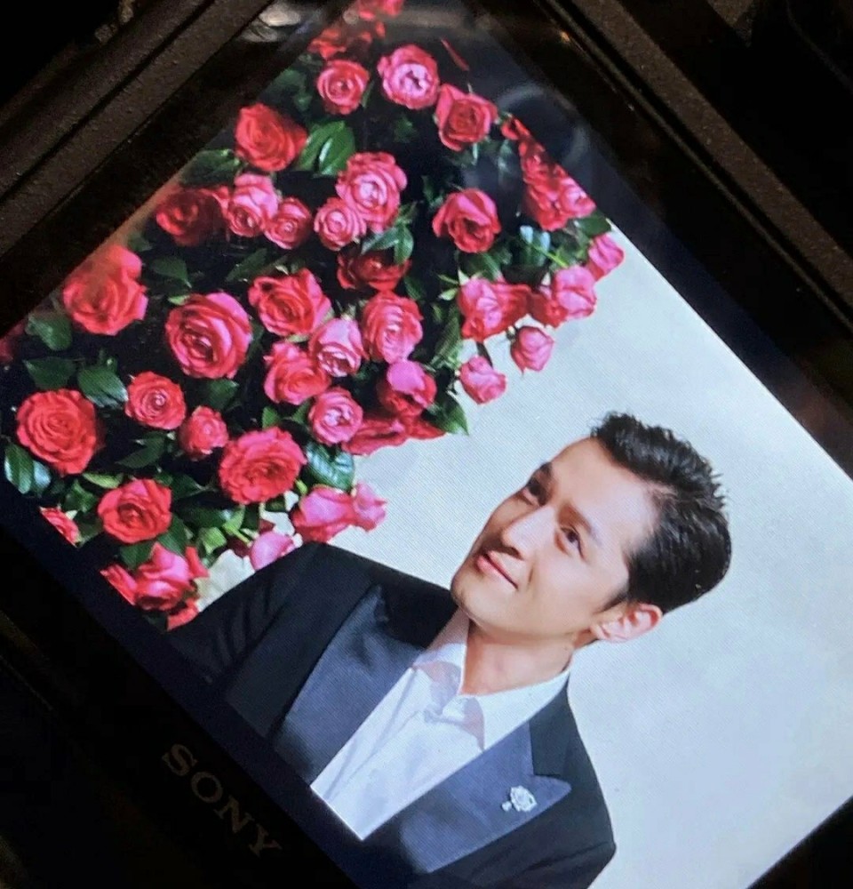 胡歌|胡歌侧颜生图！怼脸拍发际线依旧很优越，被人夸奖不忘鞠躬致谢，超有礼貌