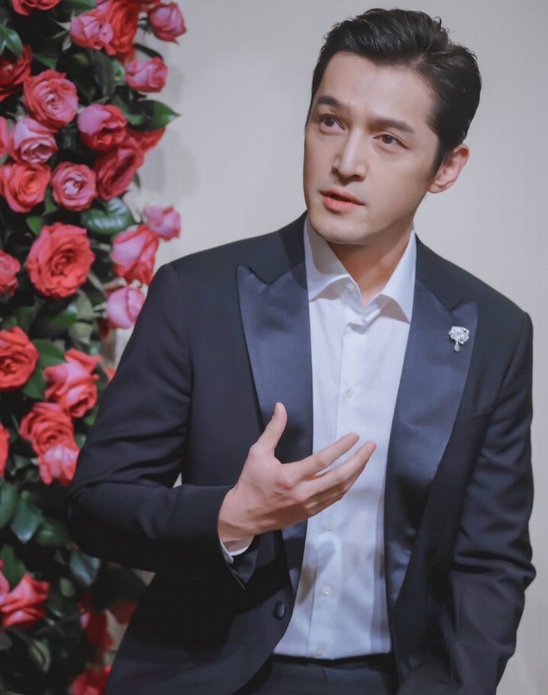 胡歌|胡歌侧颜生图！怼脸拍发际线依旧很优越，被人夸奖不忘鞠躬致谢，超有礼貌