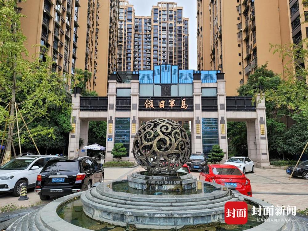 四川乐山市民的微信朋友圈里,不断传播着几段视频:城区海天假日半岛