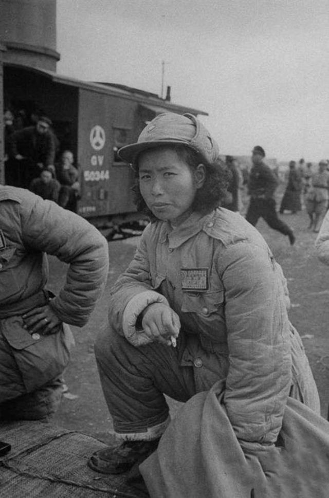 美国记者拍的淮海战役国军照片士兵看军官吃肉女兵蹲地抽烟