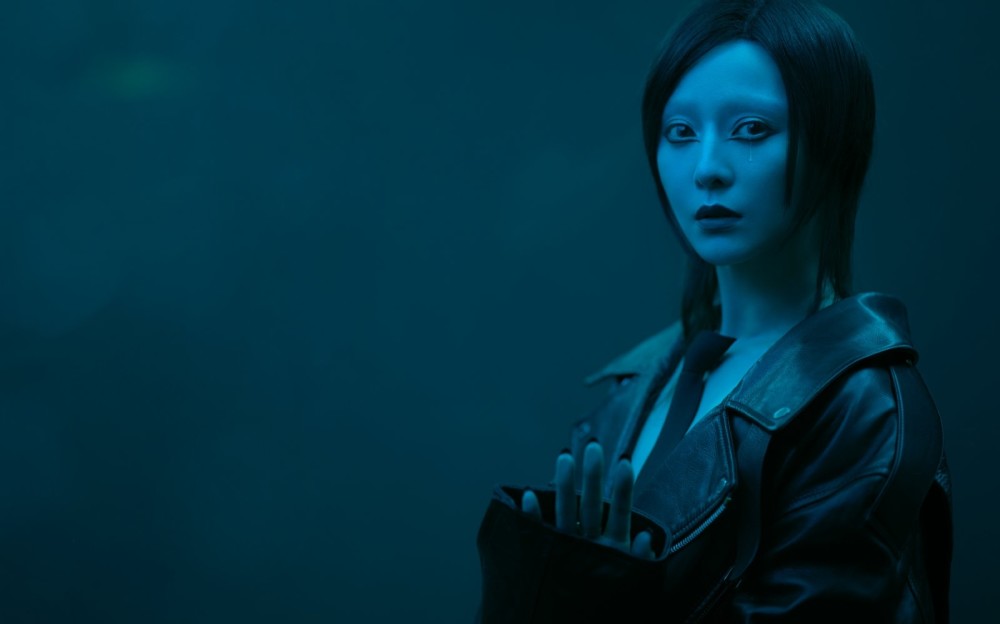 范冰冰|范冰冰大胆挑战无眉造型，机械感略显惊悚，竟被赞美貌能战一千年