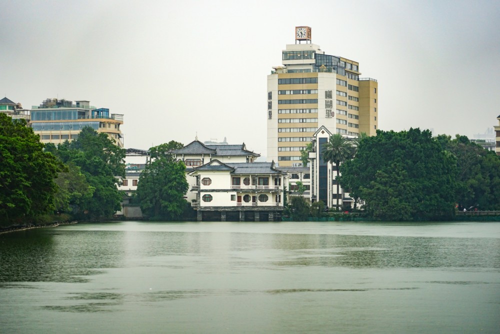 西新橋西新橋泗洲塔停在遊船上的鳥